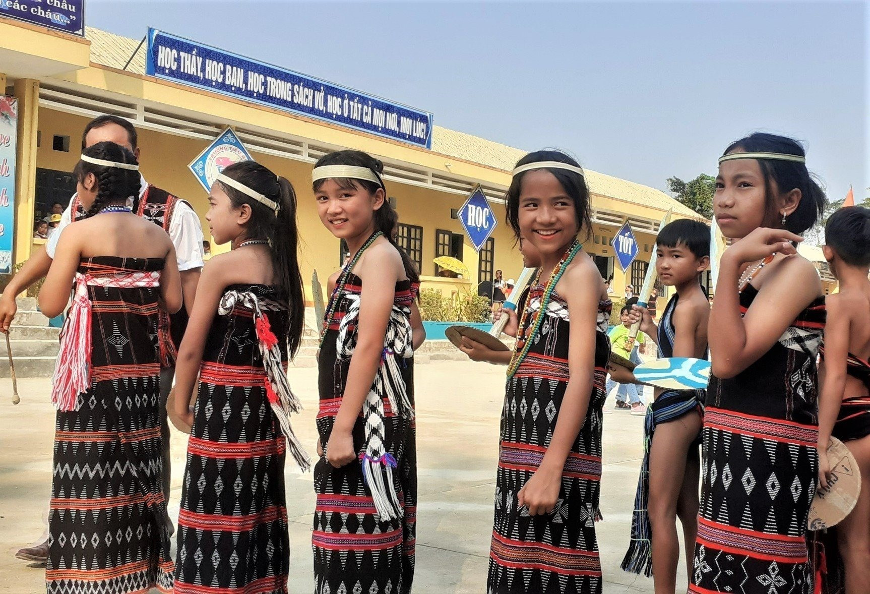 Học sinh vùng cao được truyền dạy và khuyến khích bảo tồn văn hóa truyền thống trong trường học.