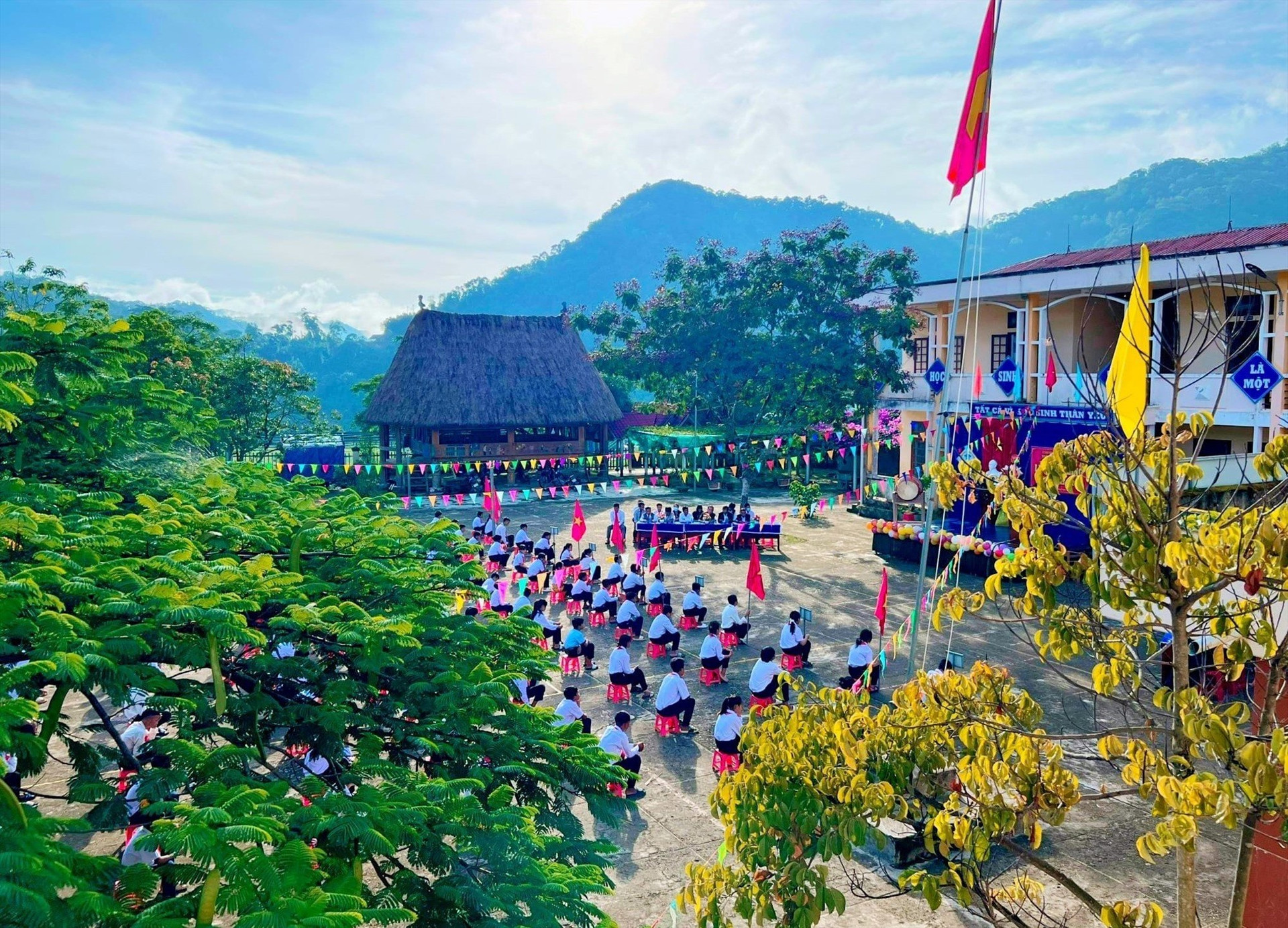 Nắng mới trong ngày khai giảng năm học mới ở một ngôi trường vùng cao xứ Quảng
