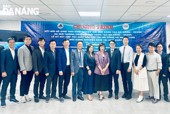 Không gian đổi mới sáng tạo có vai trò quan trọng trong việc kết nối, mở rộng, thúc đẩy và phát triển hệ sinh thái khởi nghiệp trên địa bàn thành phố. Trong ảnh: Đoàn công tác Sở Khoa học và Công nghệ chụp ảnh lưu niệm ra mắt Không gian đổi mới sáng tạo Đà Nẵng - Seoul. Ảnh: VĂN HOÀNG