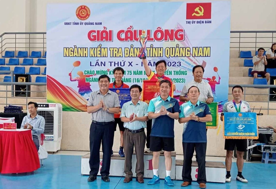 Lãnh đạo Ủy ban kiểm tra tỉnh Quảng Nam và lãnh đạo thị ủy Điện Bàn trao cờ cho các đơn vị đạt thành tích cao tại giải.Lãnh đạo Ủy ban kiểm tra tỉnh Quảng Nam và lãnh đạo thị ủy Điện Bàn trao cờ cho các đơn vị đạt thành tích cao tại giải.