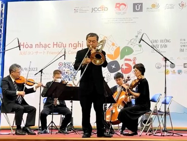 Nhóm nhạc “Ngũ tấu” đến từ Dàn nhạc giao hưởng Nhật Bản trình diễn tại TP.Hội An. Ảnh: Phan Sơn