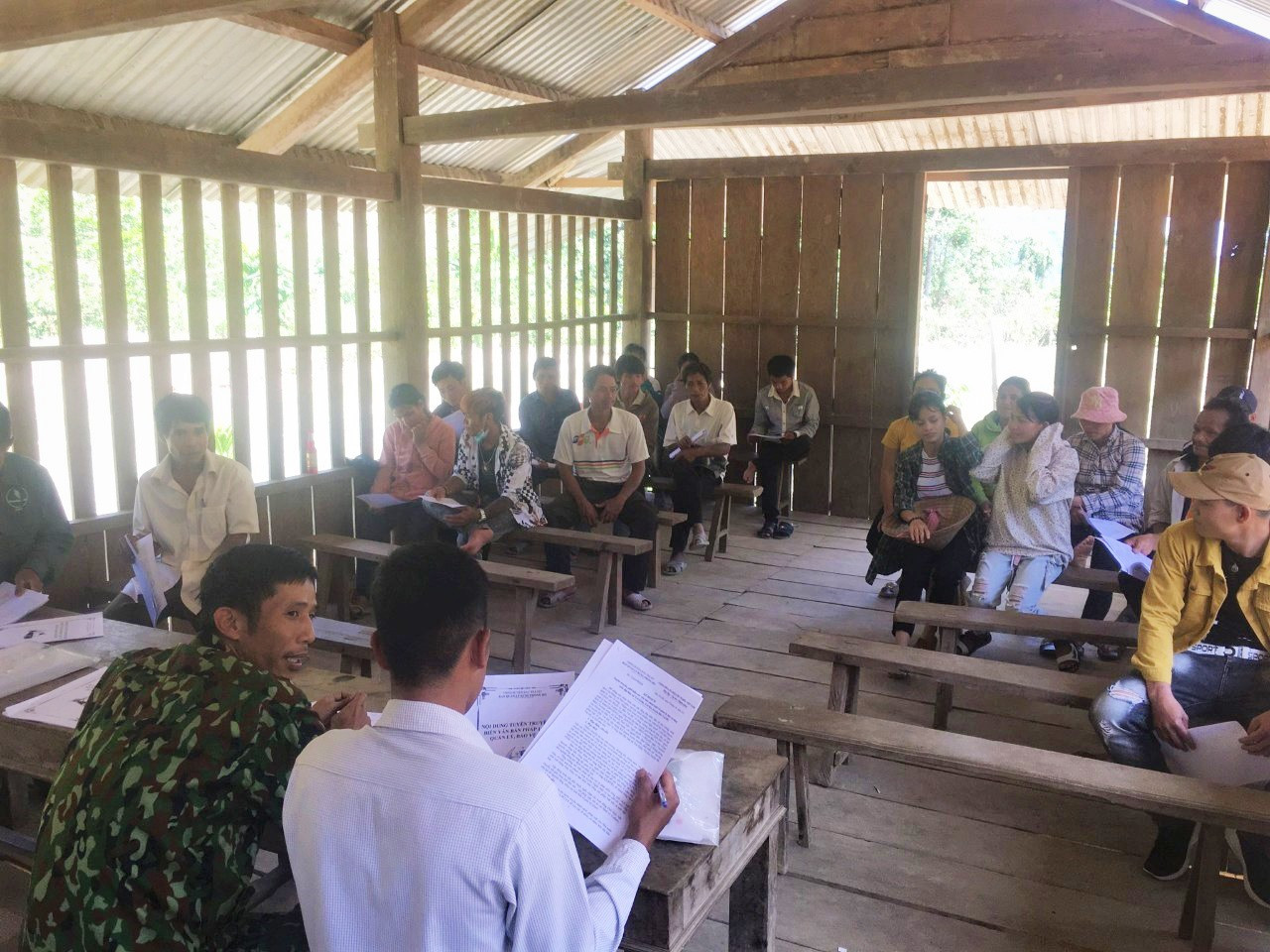 Lực lượng chức năng huyện Bắc Trà My tổ chức họp dân tuyên truyền và ký cam kết bảo vệ rừng tại thôn 2, xã Trà Ka.