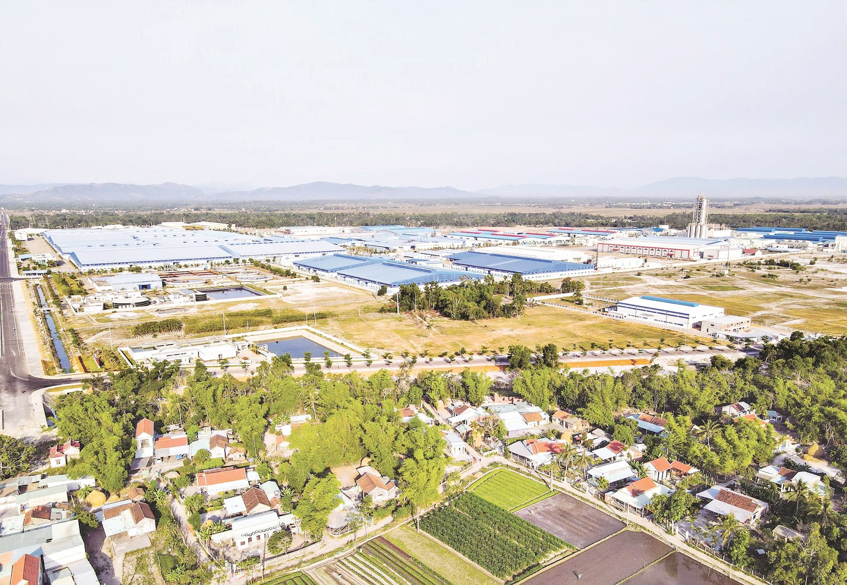 Khu công nghiệp Tam Thăng mở rộng 242ha đang được đẩy nhanh tiến độ GPMB. Ảnh: Văn Sanh