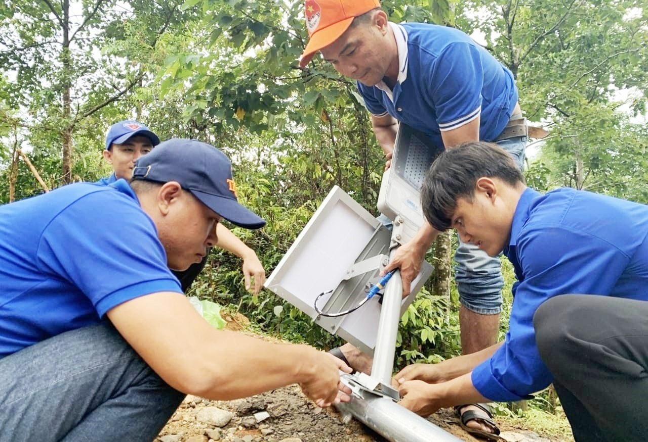 Đoàn viên Thành đoàn Tam Kỳ hăng say lắp đặt công trình “Ánh sáng vùng cao” tại chuyến tình nguyện. Ảnh: M.H