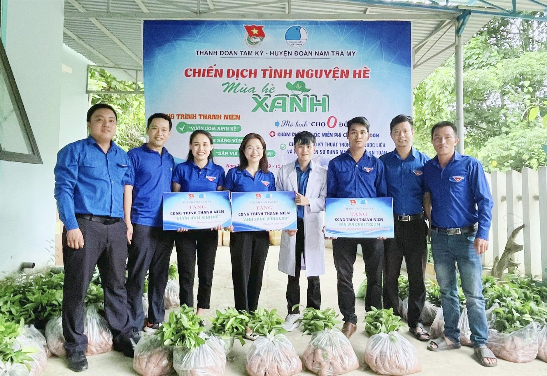 Thành đoàn Tam Kỳ tặng các công trình trong chuyến dịch tình nguyện “Mùa hè xanh” tại xã Trà Mai cho Huyện đoàn Nam Trà My. Ảnh: M.H