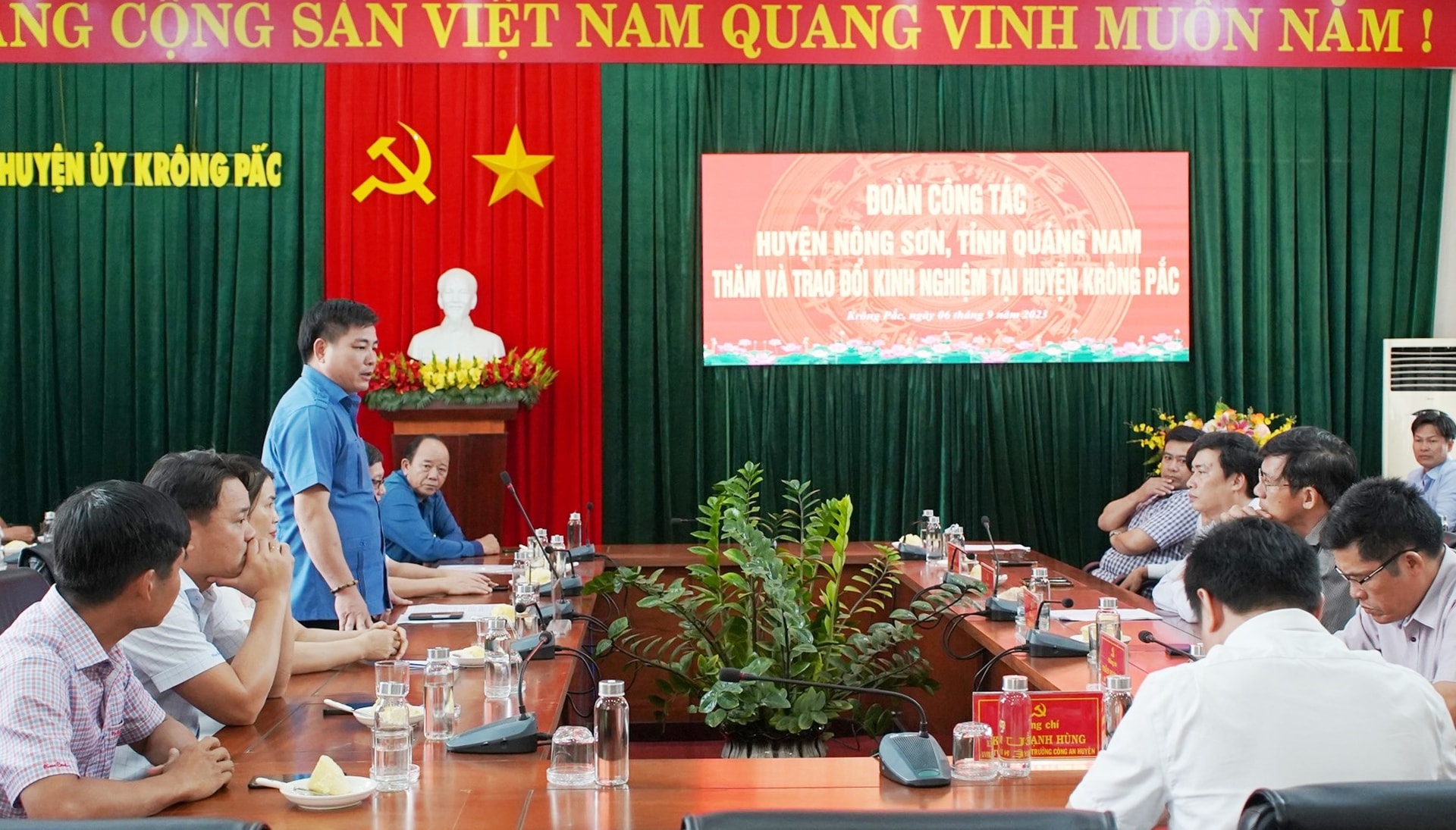 Lãnh đạo huyện Nông Sơn giới thiệu thế mạnh và khó khăn trong phát triển du lịch sinh thái gắn với phát triển kinh tế vườn, kinh tế trang trại. Ảnh: MINH TÂM