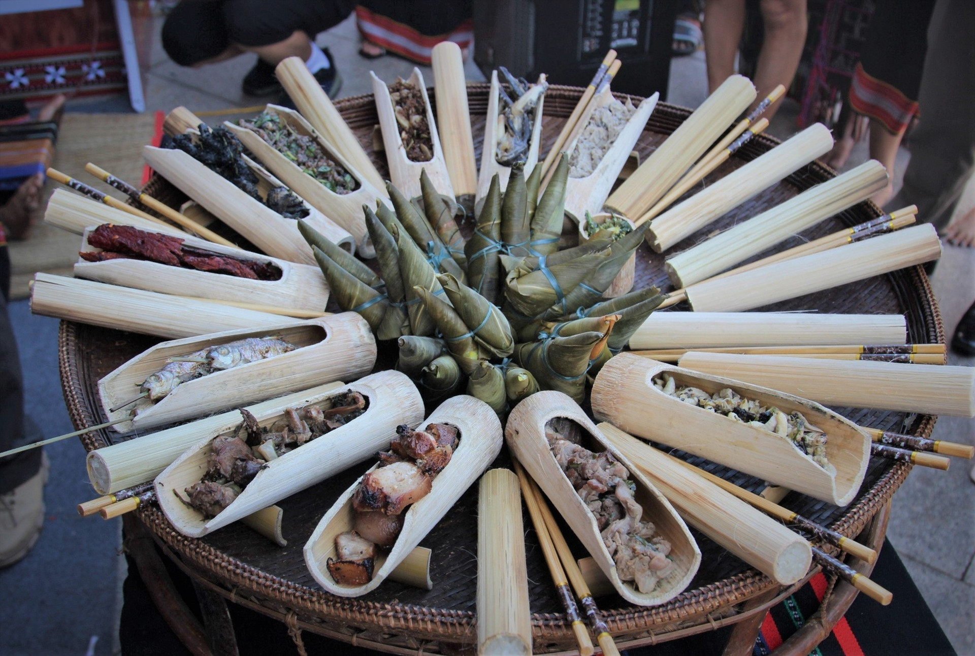 Ẩm thực truyền thống của đồng bào vùng cao Quảng Nam được trưng ngày tại ngày hội. Ảnh: CTV