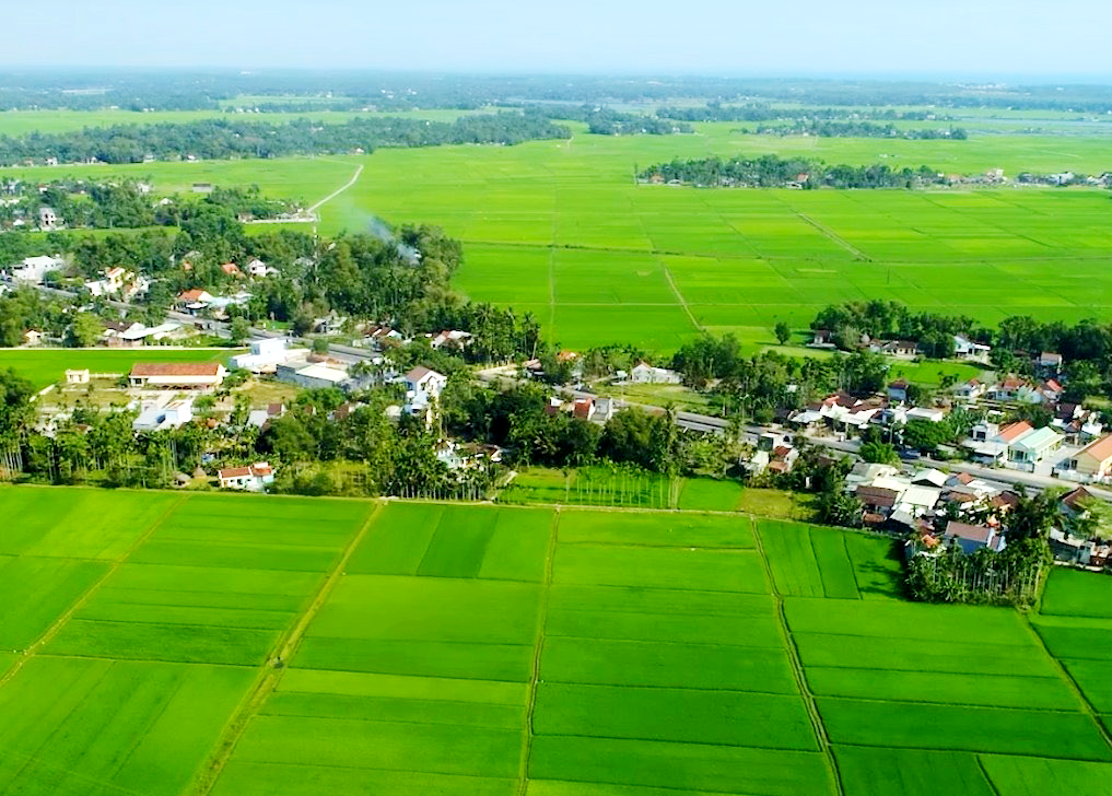 Diện mạo khang trang của xã nông thôn mới nâng cao Tam Xuân 2. Ảnh: Q.VIỆT