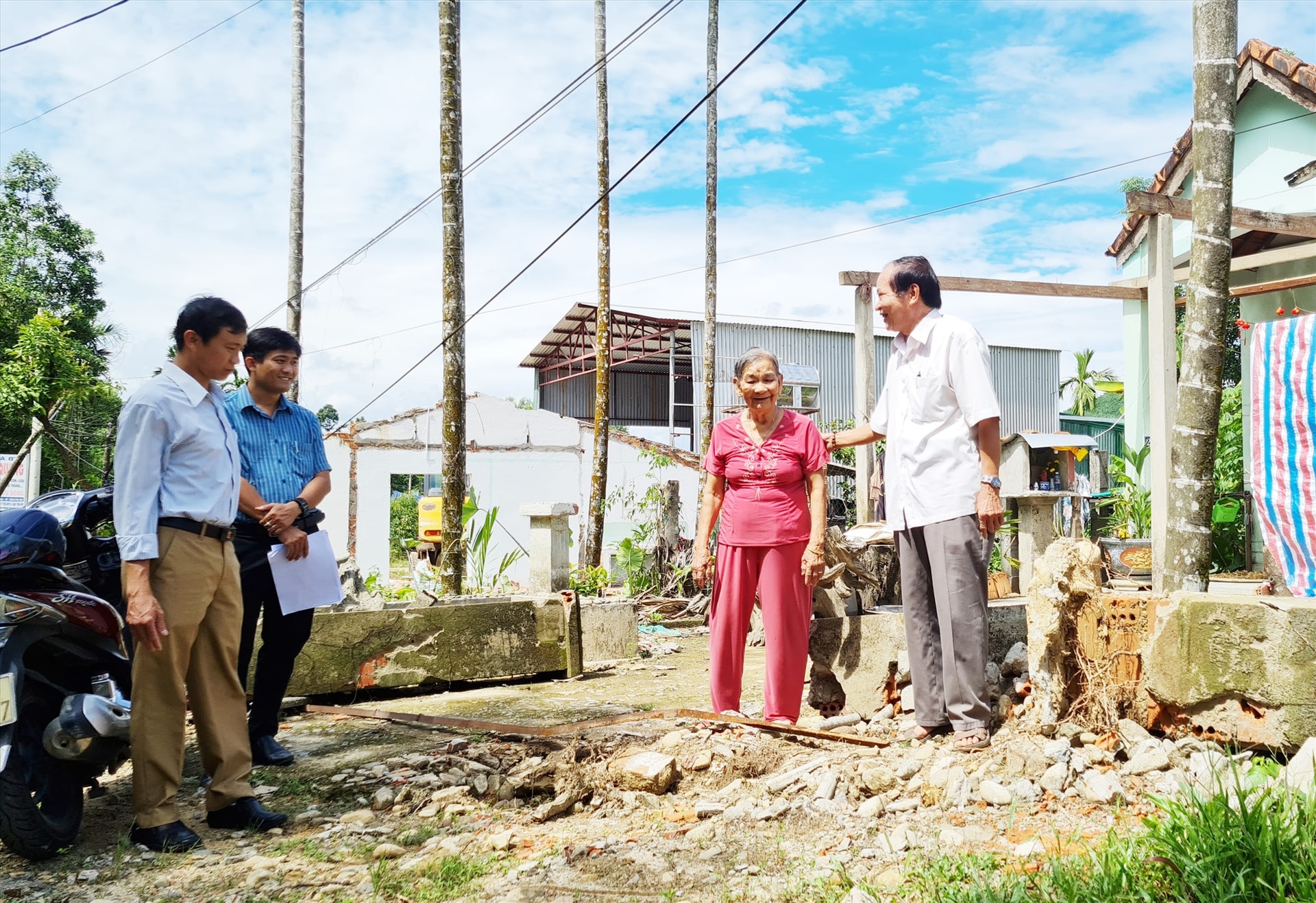 Bà Phan Thị Yến đã nhờ các con về tháo dỡ hàng rào, chặt bỏ cây cối bàn giao mặt bằng cho đơn vị thi công. Ảnh: D.L