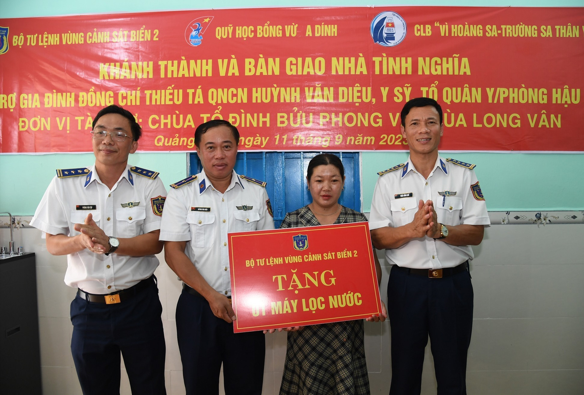 Thủ trưởng BTL Vùng Cảnh sát biển 2 tặng quà gia đình đồng chí Huỳnh Văn Diệu. Ảnh: N.T