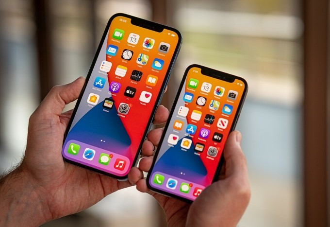 Hai mẫu iPhone với màn hình tai thỏ. Ảnh: GSMArena