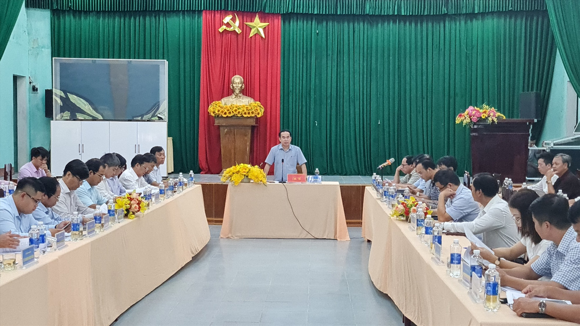 Phó Chủ tịch UBND tỉnh Trần Anh Tuấn làm việc với huyện Nam Trà My sáng nay. Ảnh: D.L