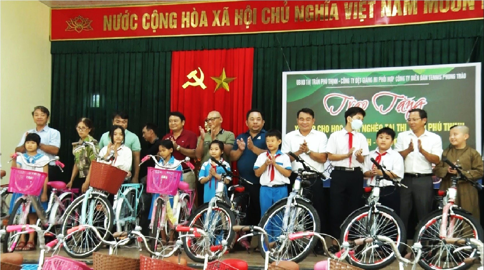 Trao tặng 61 xe đạp cho các em học sinh khó khăn. Ảnh: Q.V