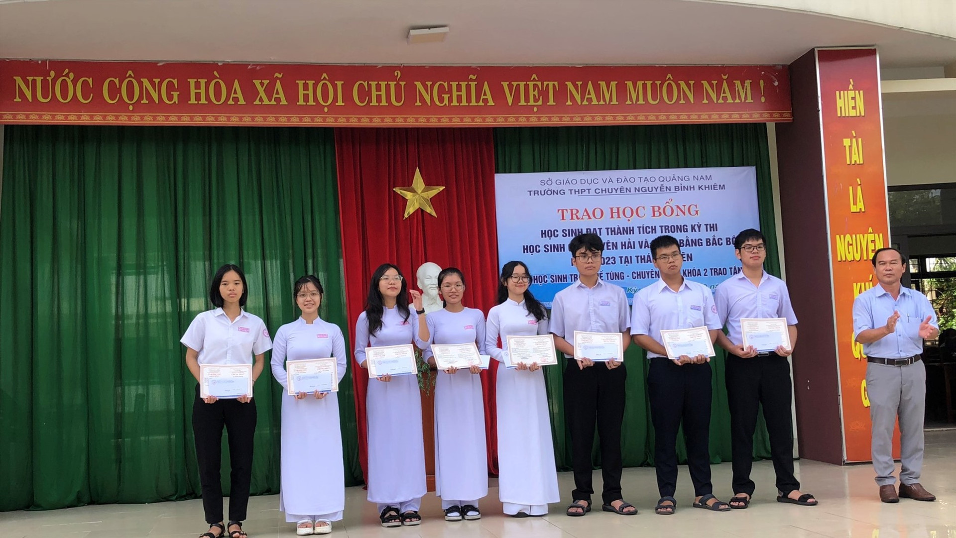 Từ nguồn hỗ trợ của anh Trần Thế Tùng - cựu học sinh chuyên Toán khóa 2, Trường THPT chuyên Nguyễn Bỉnh Khiêm trao học bổng cho