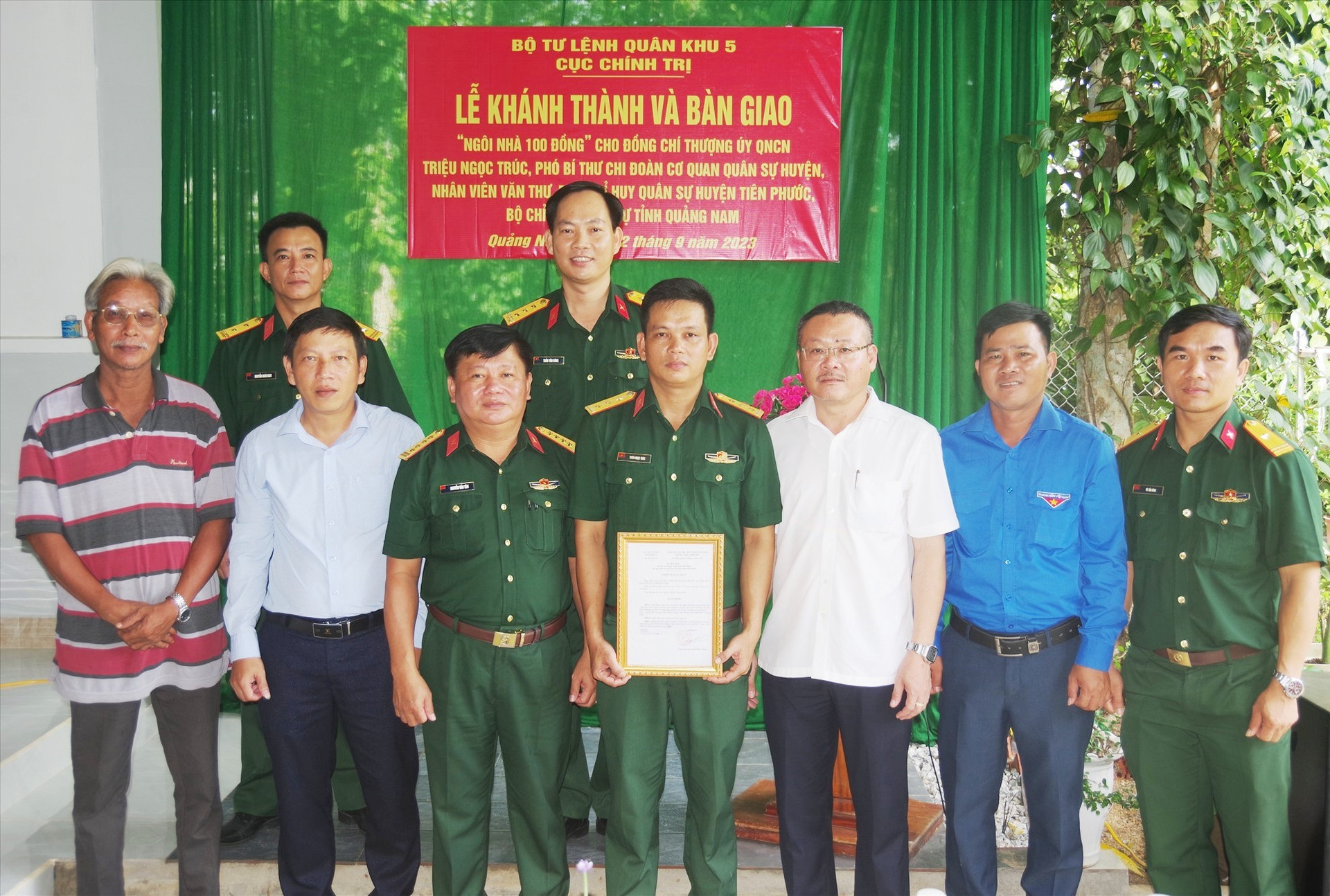 Lãnh đạo Bộ CHQS tỉnh, huyện Tiên phước chia vui cùng với gia đình Thượng úy Triệu Ngọc Trúc.