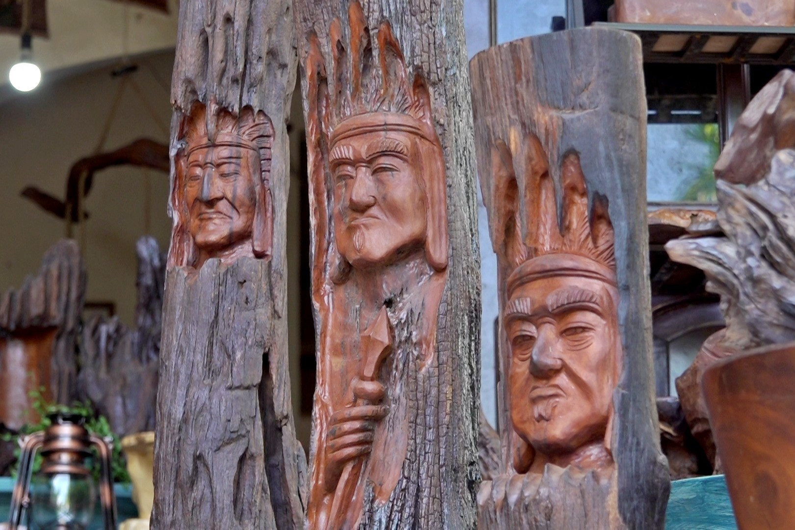 Một tác phẩm điêu khắc gỗ lũa do các nghệ nhân Hội An Wood tạo nên. Ảnh: H.Đ