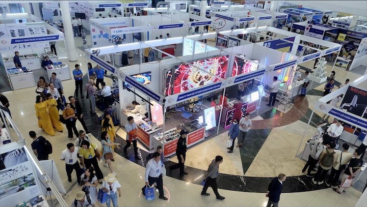 Hơn 160 gian hàng của 120 doanh nghiệp trong và ngoài nước tham gia hội chơ tại Trung tâm Hội chợ -Triển lãm số 9.CM tháng 8, quân Cẩm lệ, TP Đà Nẵng. Ảnh XL