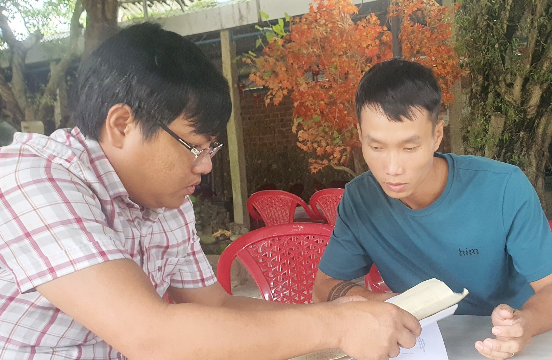 Ông Võ Toàn trao đổi với phóng viên Báo Quảng Nam về vụ việc xô xát giữa ông với ông Võ Hồng Vỹ. Ảnh: G.G