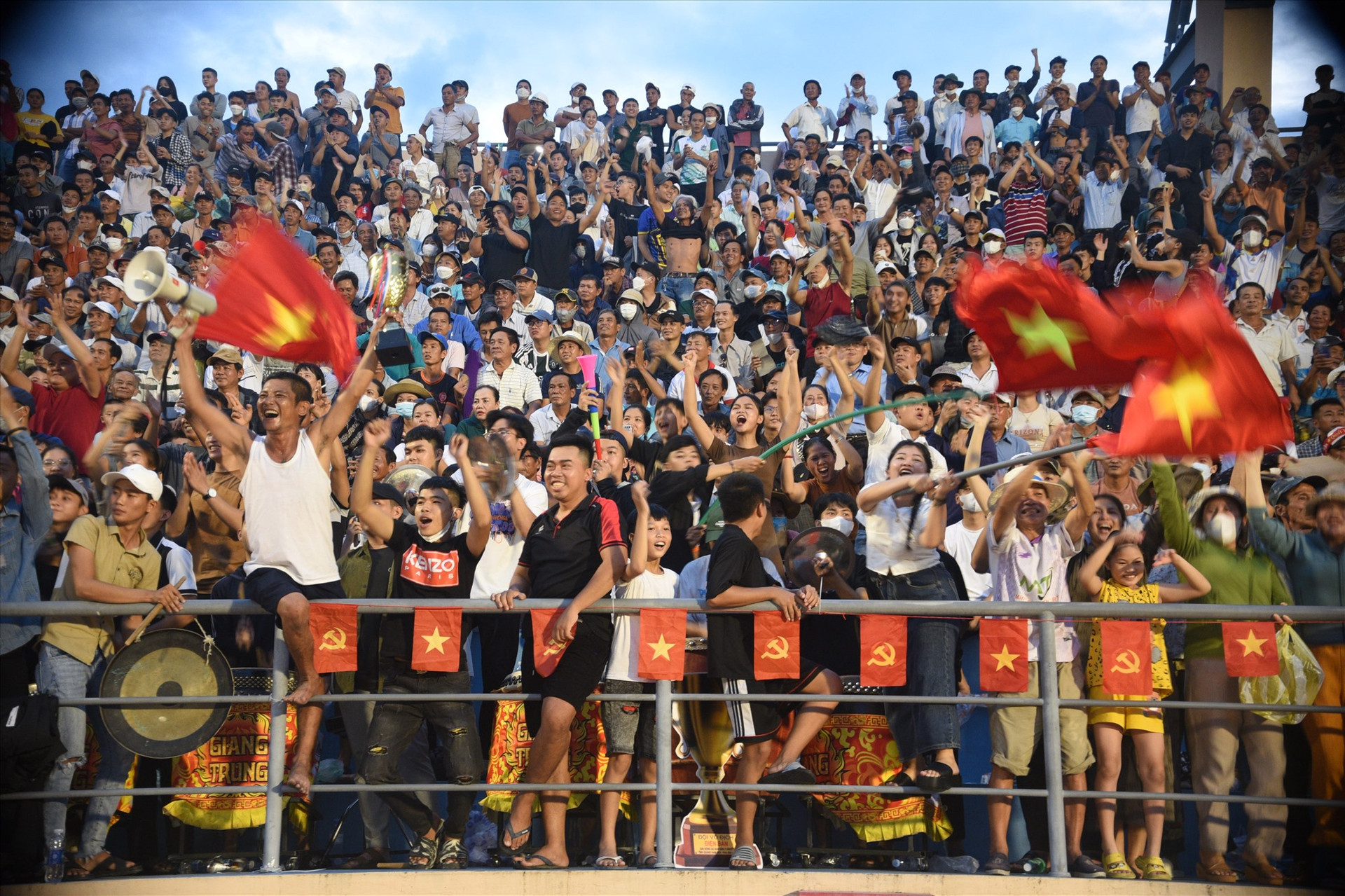 Trận chung kết giữa Hội An và Điện Bàn được ví như trận derby bắc Quảng Nam thu hút gần 10.000 khán giả đến sân. Ảnh: A.S