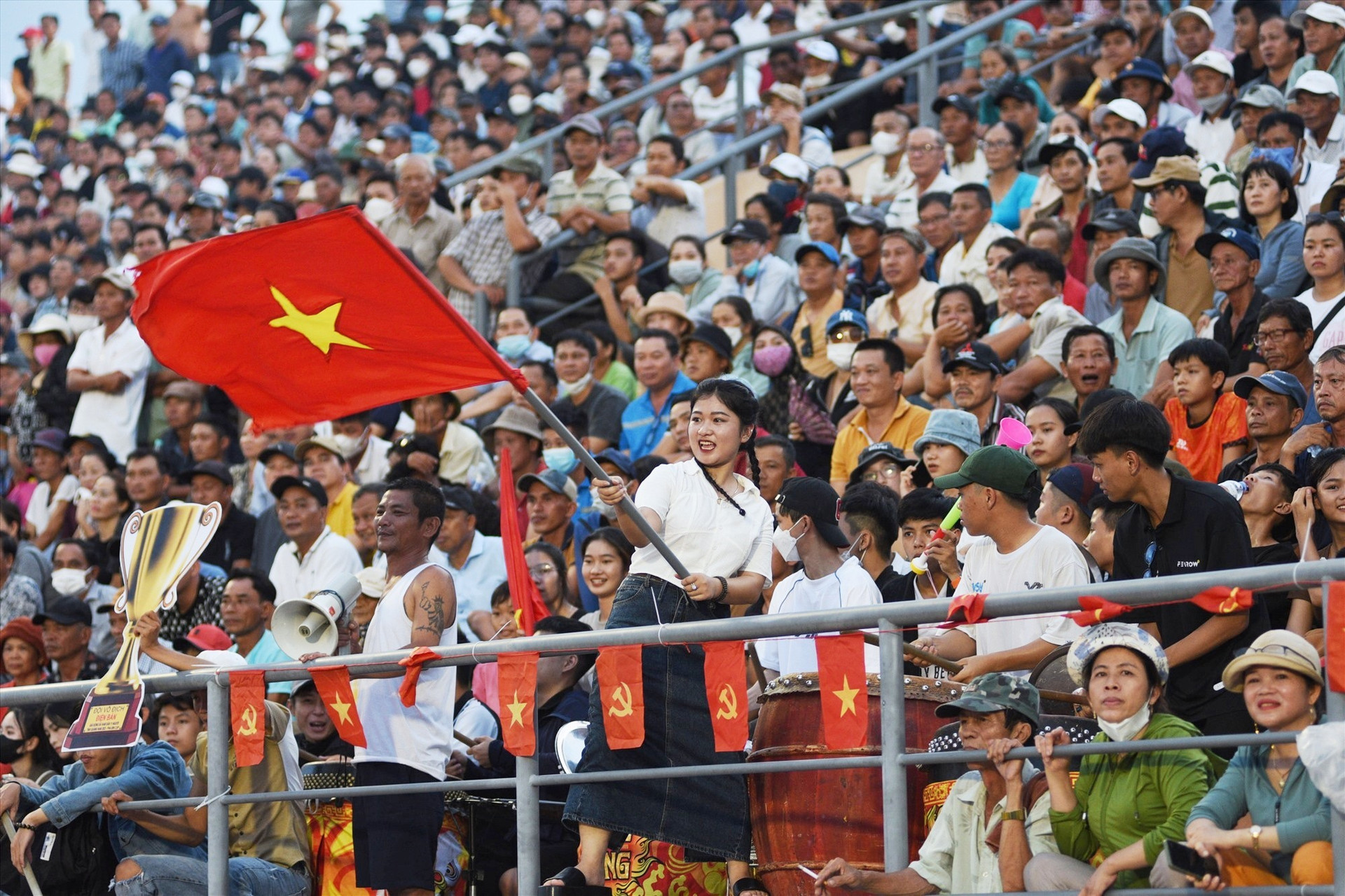 Cổ động viên Điện Bàn cổ vũ khá cuồng nhiệt, hình ảnh này chẳng khác các trận đấu của đội tuyển Việt Nam. Ảnh: A.S