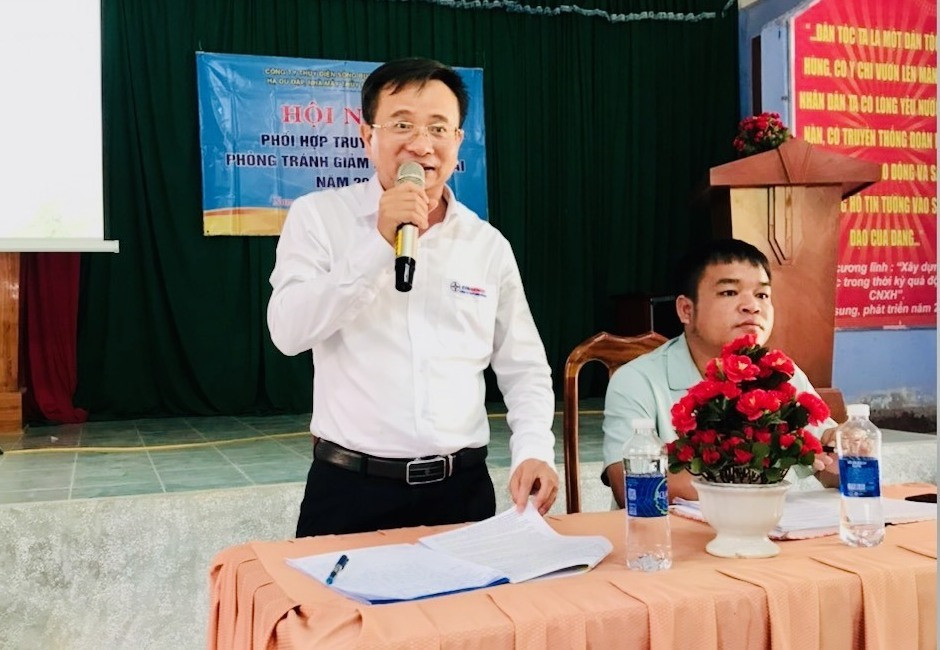 Ông Vương Thành Chung -Phó Giám đốc Công ty Thủy điện Sông Bung phát biểu tại đợt tuyên truyền thông. Ảnh QL