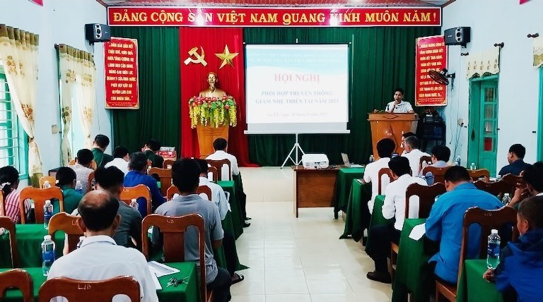 Quảng cảnh buổi truyền thông cho ngưòi dân 2 xã La Êê và Ta Pơơ, huyện Nam Giang. Ảnh Quế Lâm
