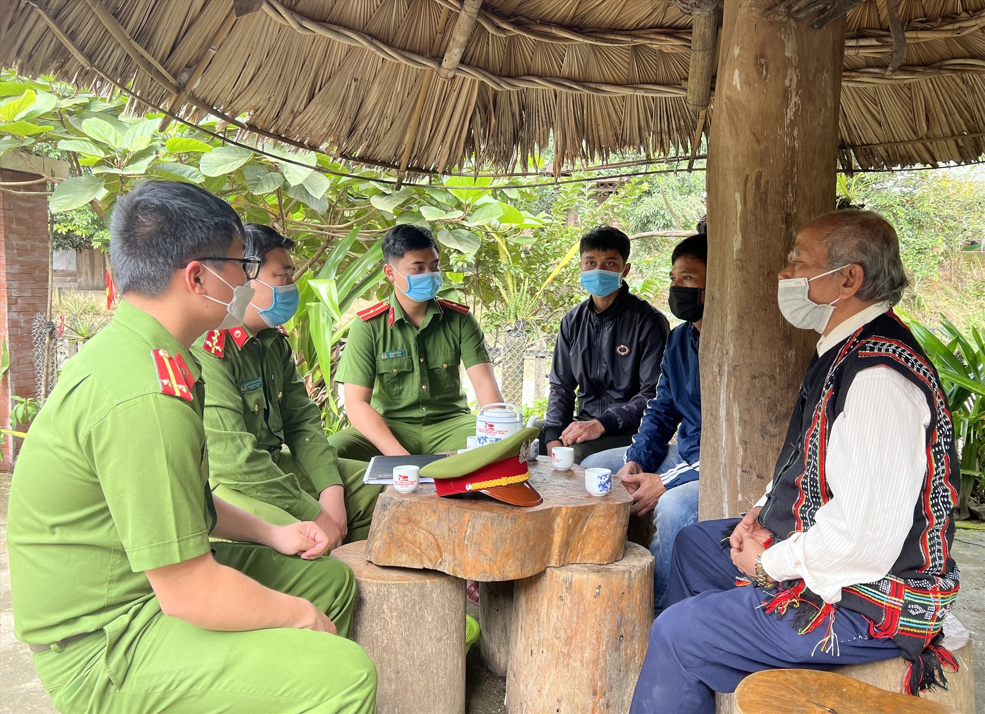 Lực lượng công an xã phối hợp với người có uy tín trong tuyên truyền luật an toàn giao thông tại các khu dân cư.