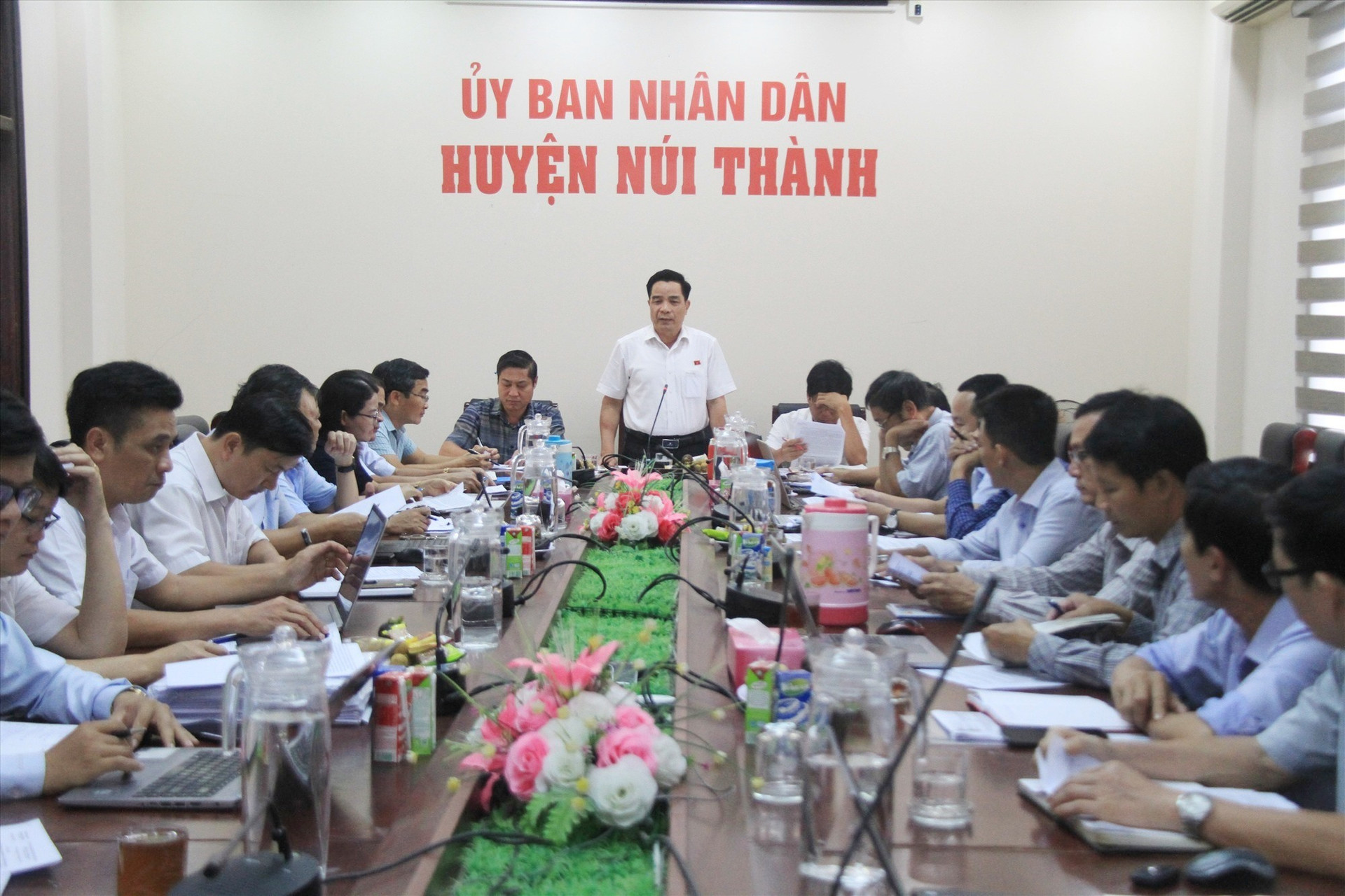 Đoàn giám sát có buổi làm việc với UBND và các ban ngành huyện Núi Thành. Ảnh: P.G