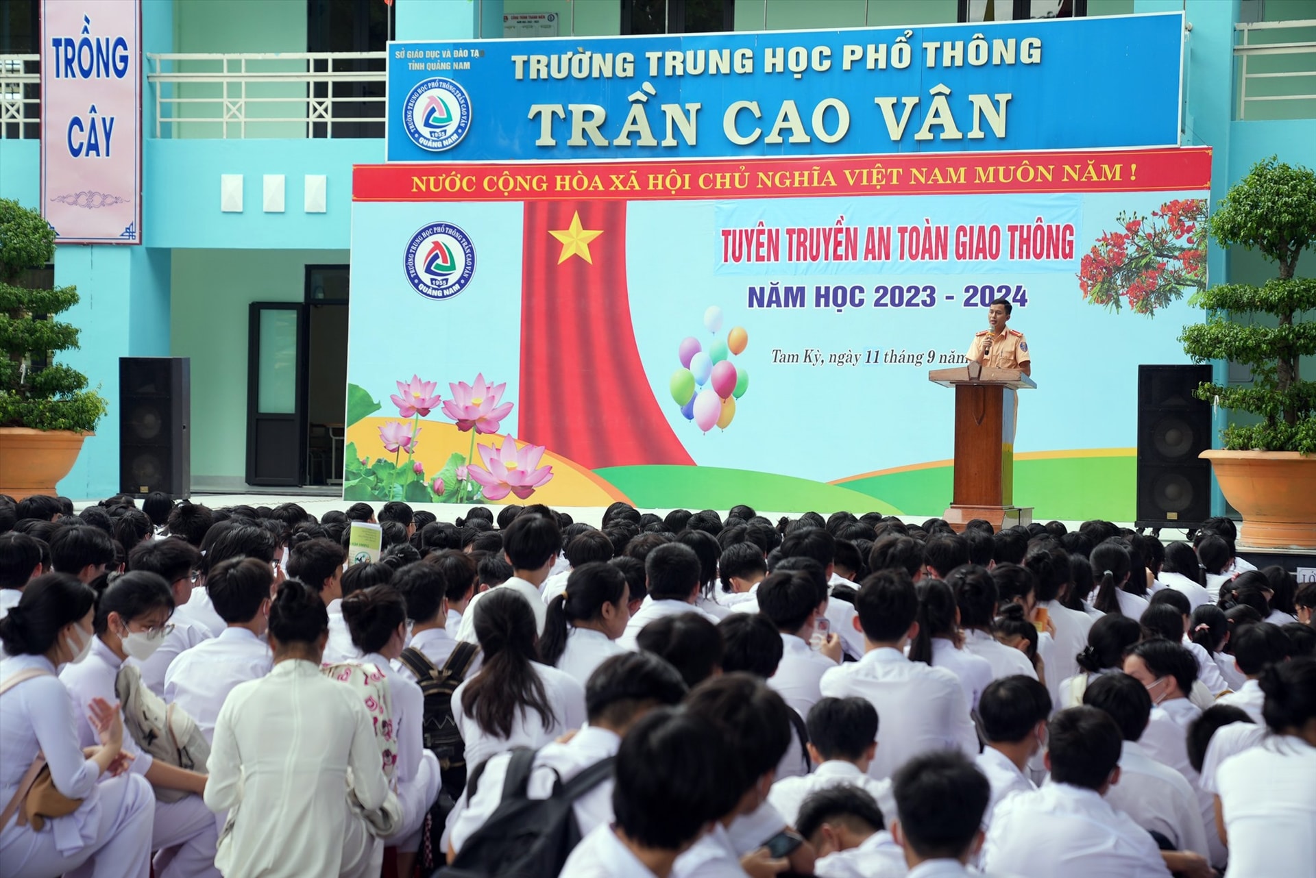 CSGT Công an TP.Tam Kỳ tuyên truyền về an toàn giao thông cho học sinh trường THPT Trần Cao Vân. Ảnh: C.Q