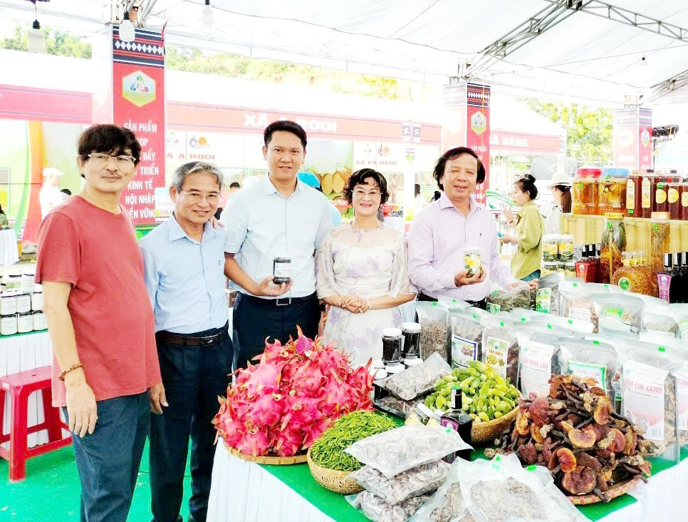 Cơ sở Thu Thảo (thị trấn Prao) tham gia hội chợ triển lãm thành tựu 60 năm thành lập huyện Đông Giang với nhiều sản vật của địa phương. Ảnh: C.T