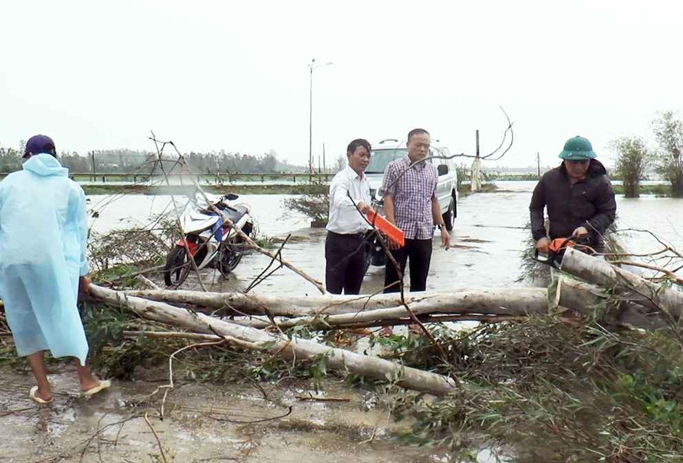 Lãnh đạo huyện Thăng Bình khảo sát, chỉ đạo khắc phục thiệt hại sau bão số 4 (bão Noru). Ảnh: T.N