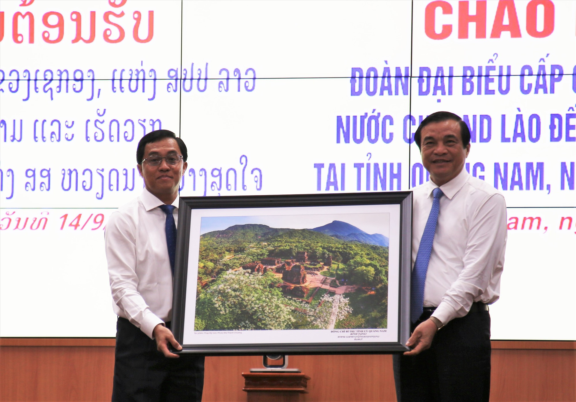 Bí thư Tỉnh ủy Phan Việt Cường tặng bức tranh lưu niệm cho Bí thư Tỉnh ủy Sê Kông. Ảnh: A.N