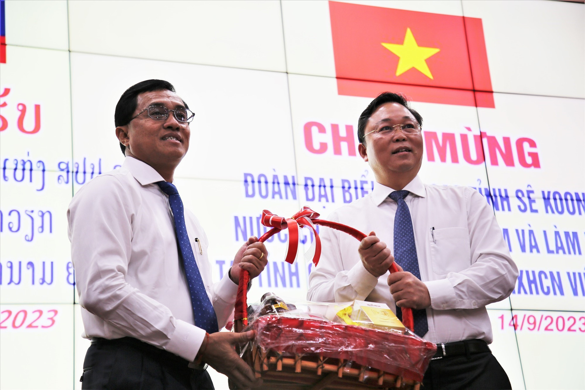 Bí thư Tỉnh ủy Sê Kông (bên trái) tặng quà lưu niệm cho Chỉ tịch UBND tỉnh Quảng Nam Lê Trí Thanh. Ảnh: A.N