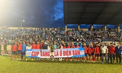 Khán giả Điện Bàn mừng đội bóng đạt chức vô địch.