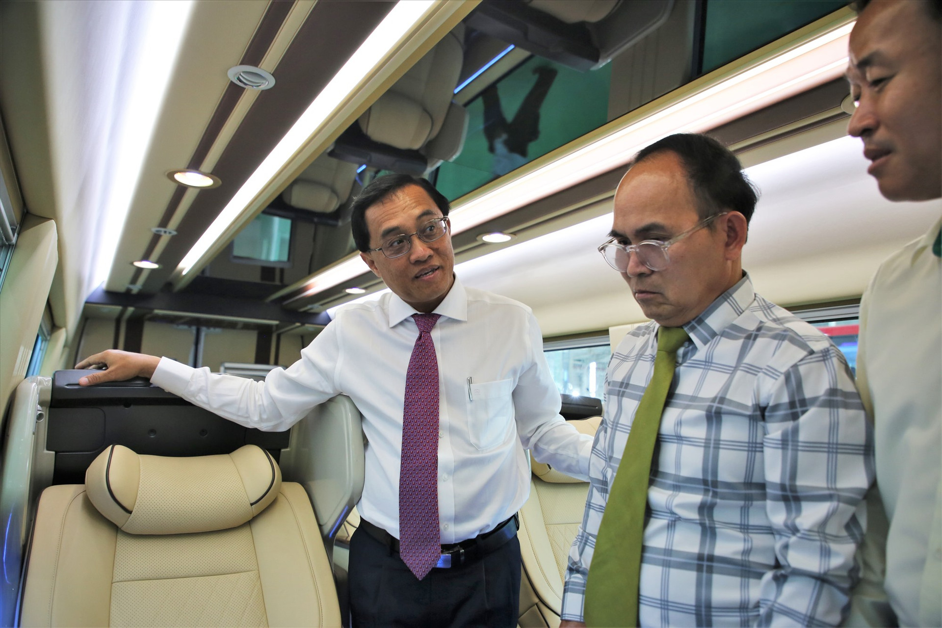 Lãnh đạo tỉnh Sê Kông bày tỏ thích thú với các hãng xe cao cấp của THACO. Ảnh: Đ.N