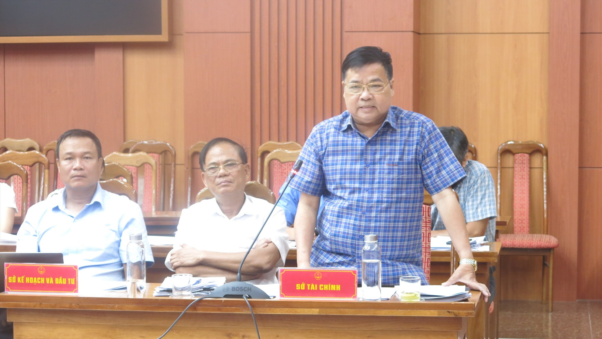 Giám đốc Sở Tài chính Đặng Phong giải trình các ý kiến trao đổi, phản biện của các thành viên HĐND tỉnh về các nội dung sẽ trình kỳ họp thứ 16
