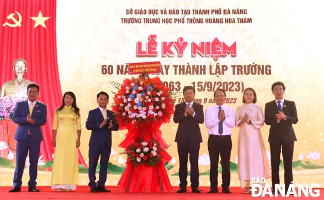 Phó Bí thư Thường trực Thành ủy Lương Nguyễn Minh Triết (thứ 4 từ phải sang) tặng hoa chúc mừng nhà trường. Ảnh: NGỌC HÀ