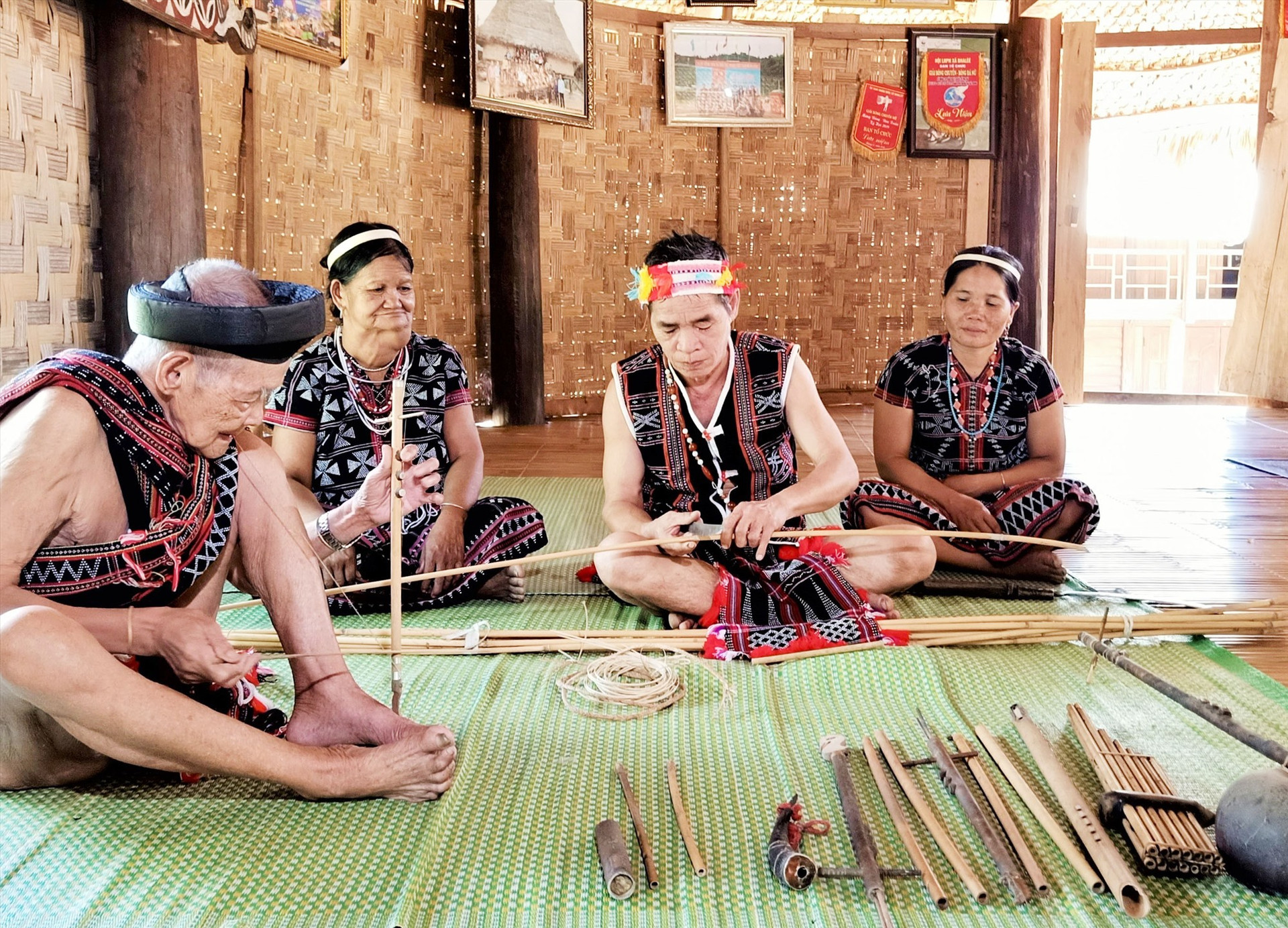 Như bóng cây pơmu trên ngàn, các già làng Cơ Tu có vai trò quan trọng giúp cộng đồng Tây Giang phát triển. Ảnh: ALĂNG NGƯỚC