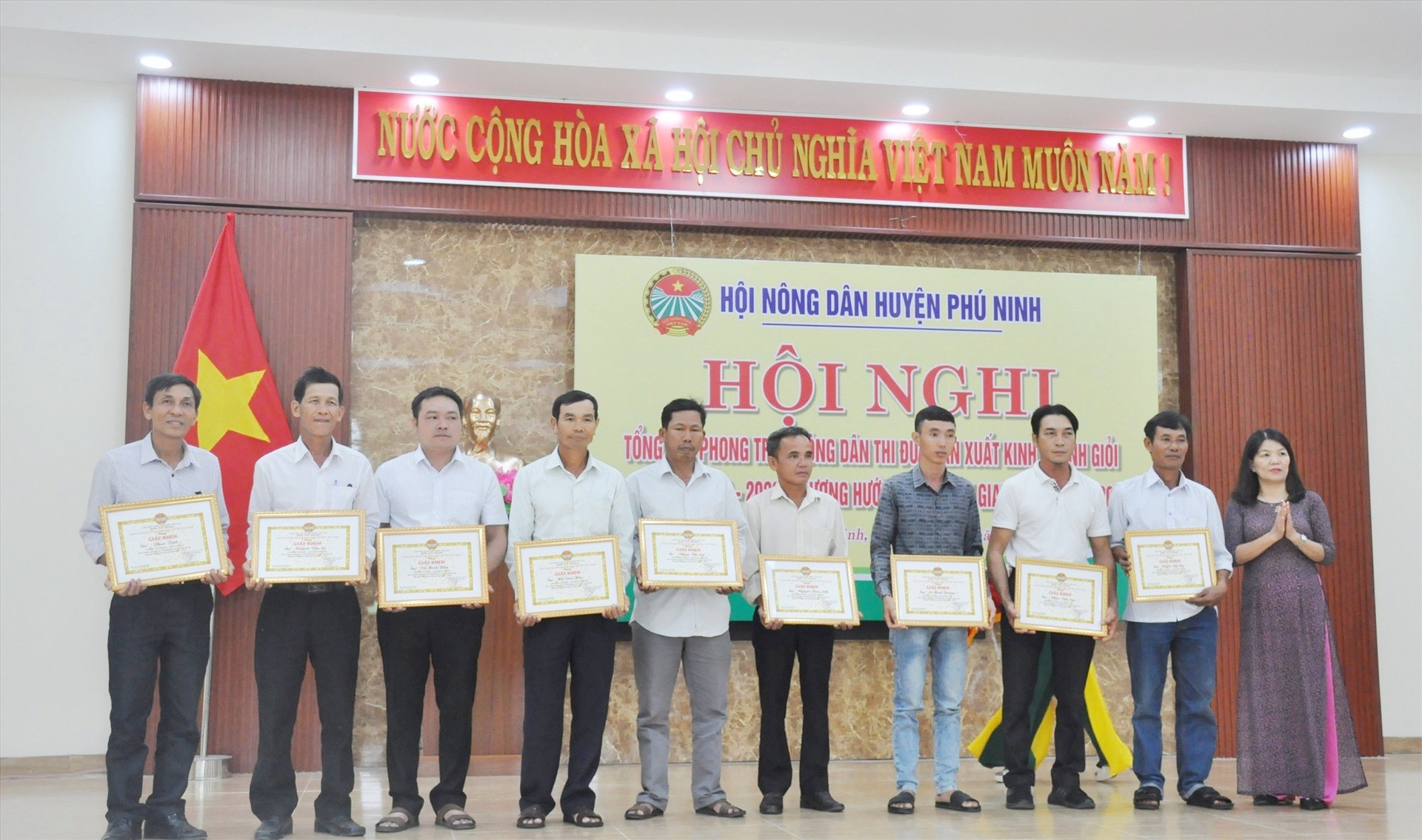 Lãnh đạo Hội Nông dân huyện Phú Ninh trao tặng giấy khen của Ban Thường vụ Hội Nông dân huyện cho các cá nhân có thành tích xuất sắc trong phong trào sản xuất - kinh doanh giỏi giai đoạn 2018 - 2023. Ảnh: N.Đ