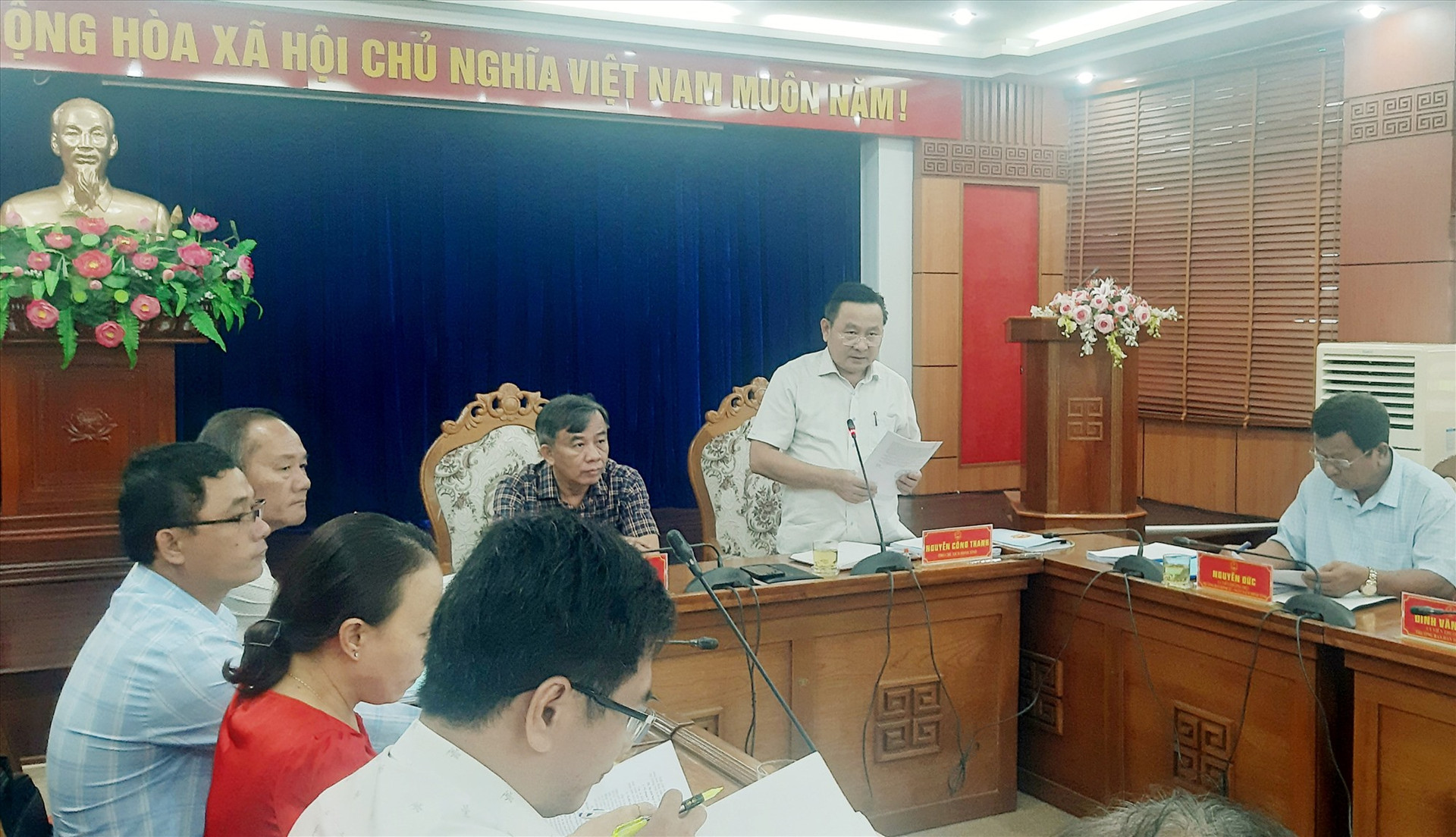 Phó Chủ tịch HĐND tỉnh Nguyễn Công Thanh phát biểu tại cuộc họp. Ảnh: N.P