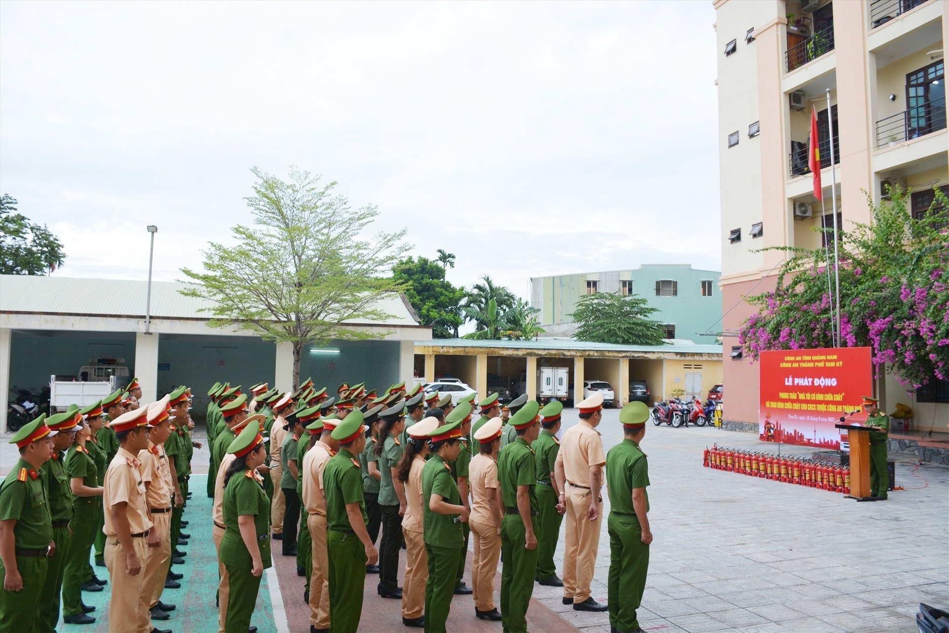 Công an TP.Tam Kỳ tổ chức lễ phát động phong trào “Nhà tôi có bình chữa cháy”