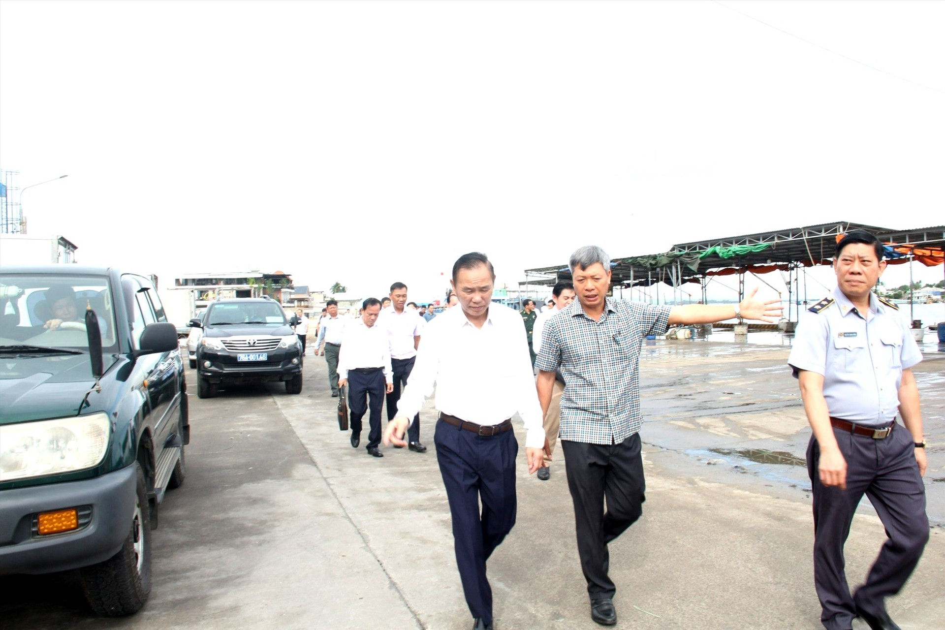 Thứ trưởng Bộ NN&PTNT Phùng Đức Tiến cùng lãnh đạo tỉnh đến tìm hiểu thực tế tại cảng cá Tam Quang sáng nay. Ảnh: Q.VIỆT