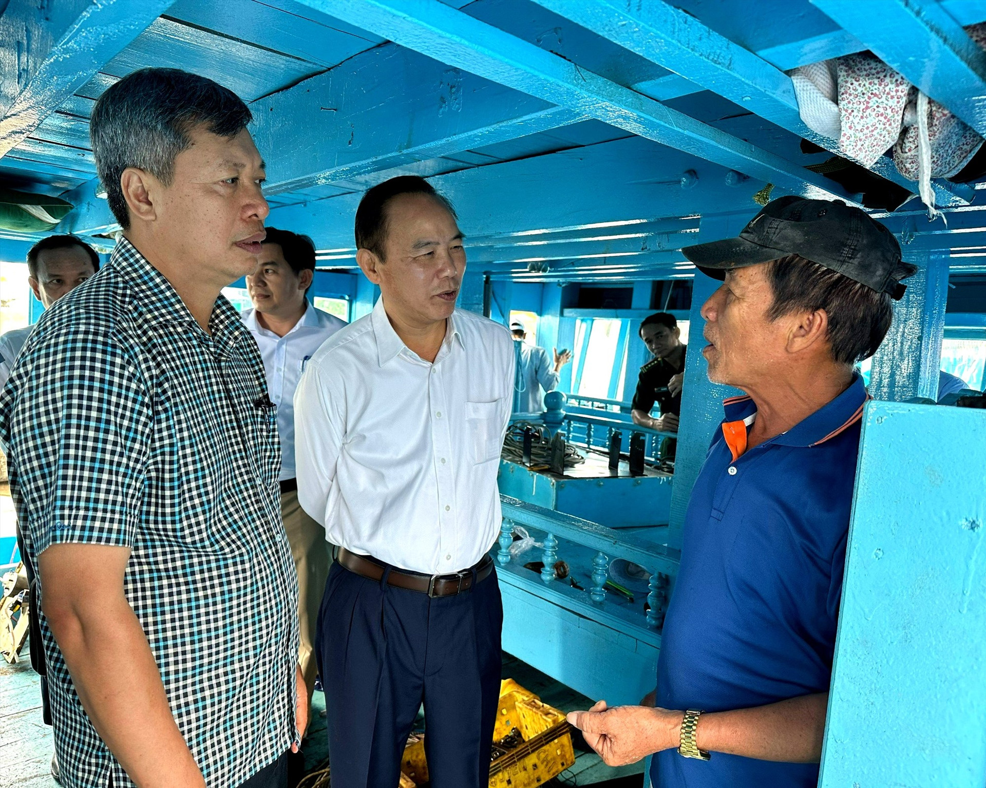 Thứ trưởng Bộ NN&PTNT Phùng Đức Tiến cùng Phó Chủ tịch UBND tỉnh Hồ Quang Bửu trao đổi với ngư dân về chống khai thác IUU. Ảnh: Q.VIỆT