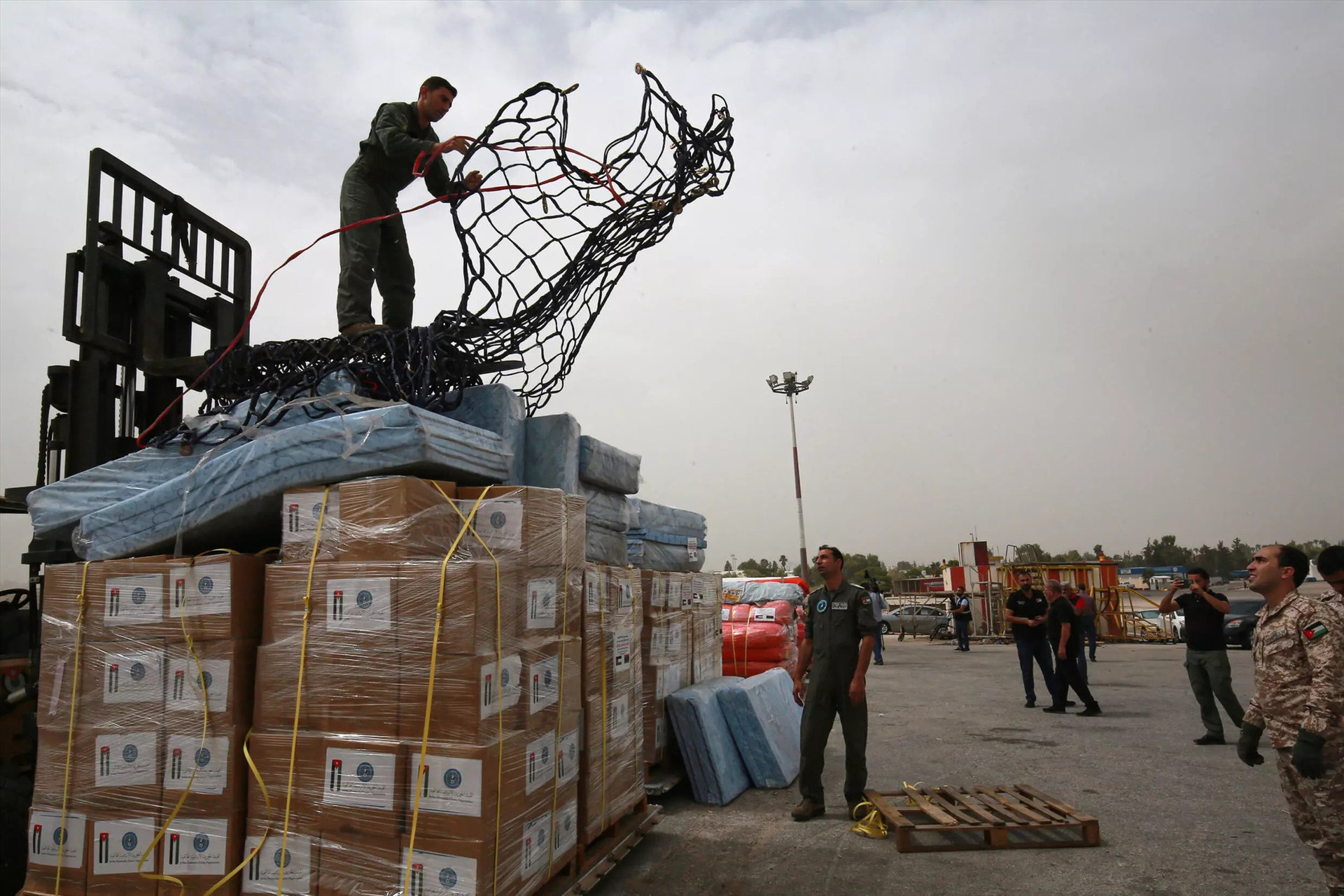 Hàng cứu trợ từ nhiều nước đang hướng về Lybia. Ảnh: AFP