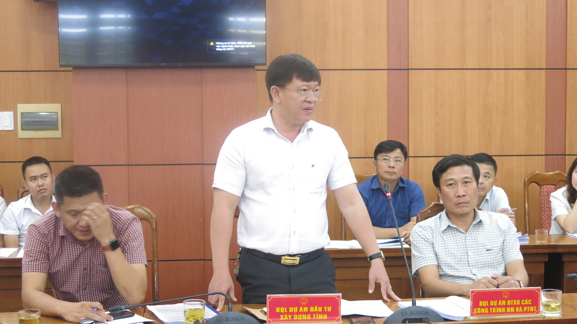 Ông Nguyễn Công Thành - Phó giám đốc Ban quản lý dự án đầu tư xây dựng Quảng Nam giải trình xin điều chỉnh chủ trương dự án “Đầu tư 76 trạm y tế tuyến xã”