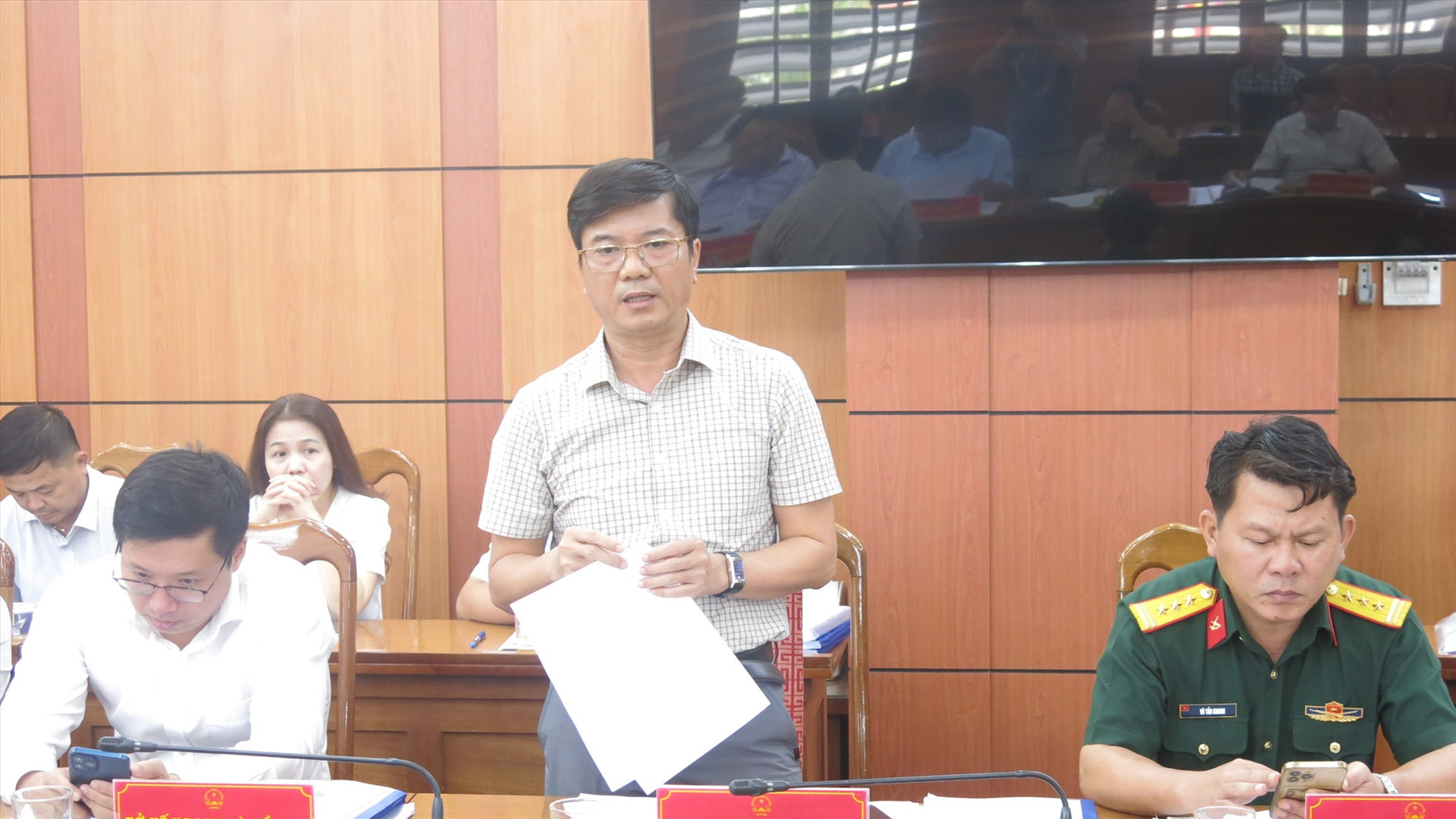 Ông Trần Cảnh Hà - Phó giám đốc Ban quản lý dự án đầu tư các công trình giao thông tỉnh Quảng Nam giải trình về trình phê duyệt kinh phí trả lãi vay dự án