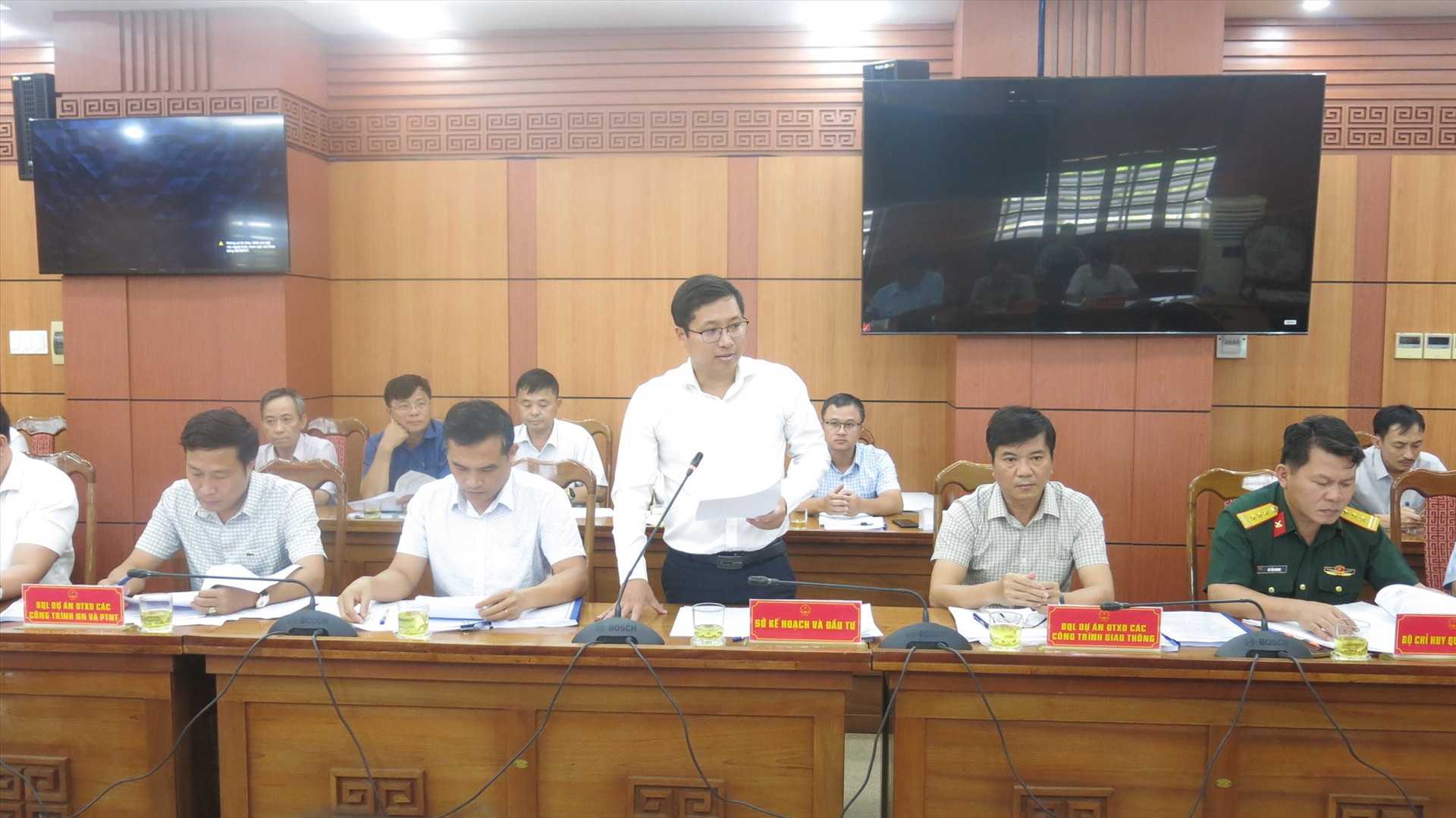 Phó giám đốc Sở KH&ĐT Đoàn Ngọc Quang trình bày các nội dung sẽ trình kỳ họp thứ16 HĐND tỉnh khóa X