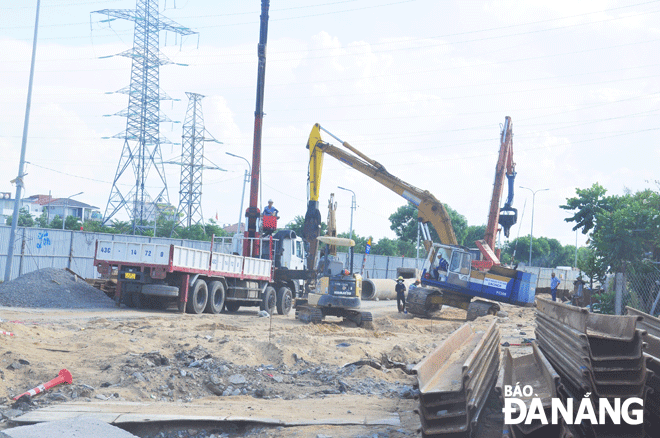 Thi công công trình Xây dựng hệ thống thu gom nước thải riêng và các tuyến cống chuyển nước mưa về sông Hàn cho lưu vực từ đường Hồ Xuân Hương đến giáp tỉnh Quảng Nam, khu vực Ngũ Hành Sơn. Ảnh: PHƯƠNG UYÊN