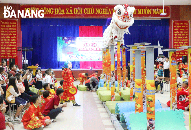 Biểu diễn múa lân phục vụ các em thiếu nhi trên địa bàn huyện Hòa Vang dịp Tết Trung thu năm 2022. Ảnh: X.D