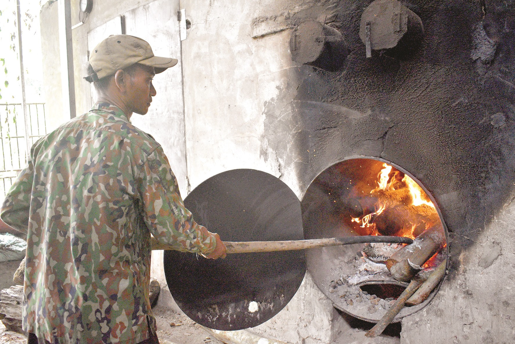 Dùng than củi để đốt lò vừa tiết kiệm chi phí và hạn chế ô nhiễm môi trường.